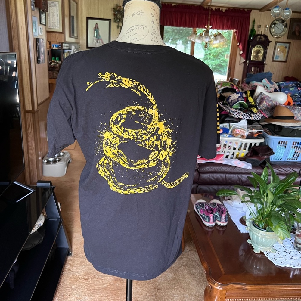 Grunt Style Gadsden Tracks Men's T-Shirt Size Medium Black Gold Snake.🐍